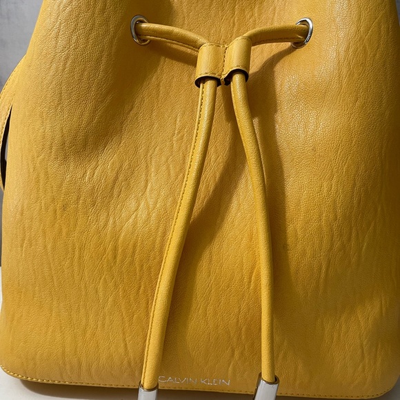Calvin Klein yellow bucket bag - Picture 2 of 10